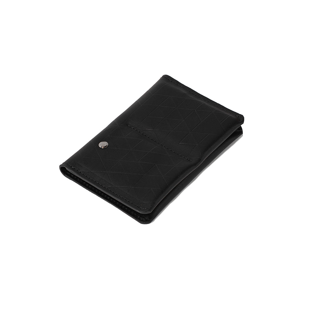 Leather passport holder with AirTag and RFID protection – Passport 2.1