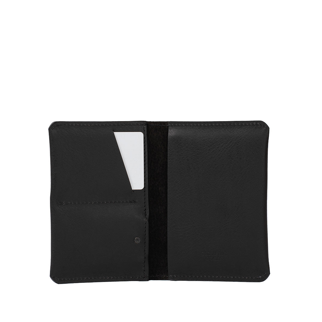 Leather passport holder with AirTag and RFID protection – Passport 2.1
