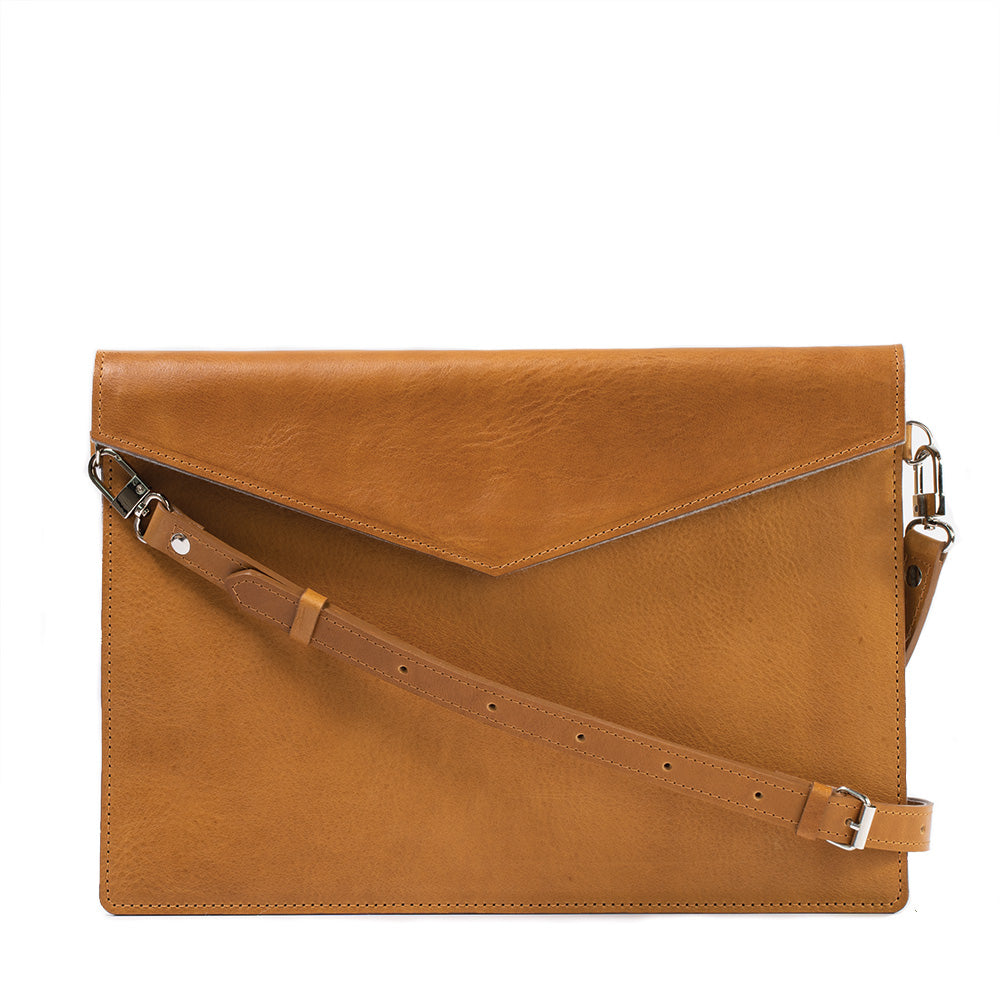 Kožená brašna na iPad s nastavitelným popruhem – The City Carrier