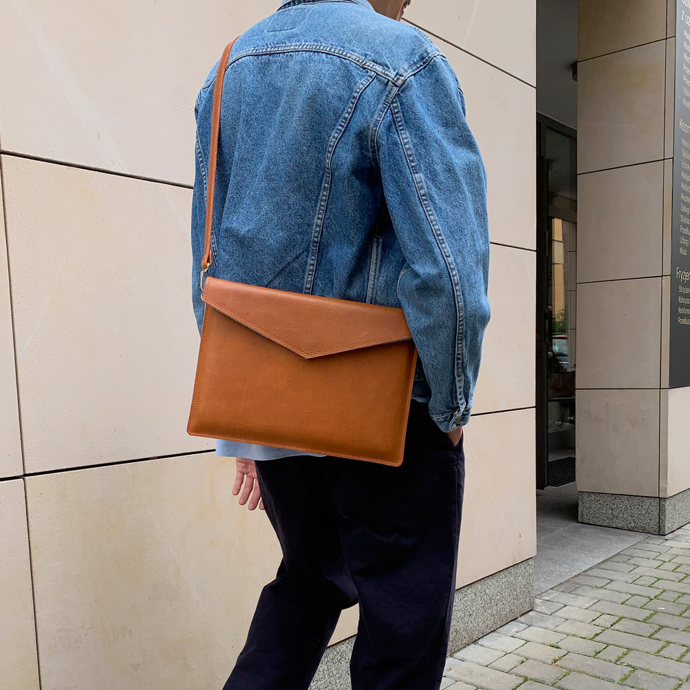 Kožená taška na MacBook s nastavitelným popruhem – Urban Nomad